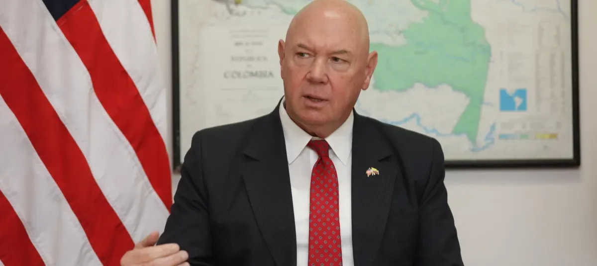 Relevo en la Embajada de EE. UU.  McNamara se va